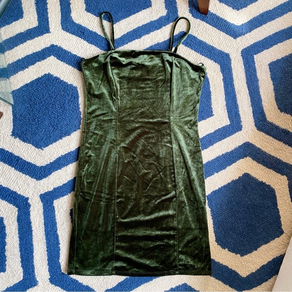 🎄 FOREVER 21 CHRISTMAS GREEN VELVET MINI DRESS! - Picture 6 of 12